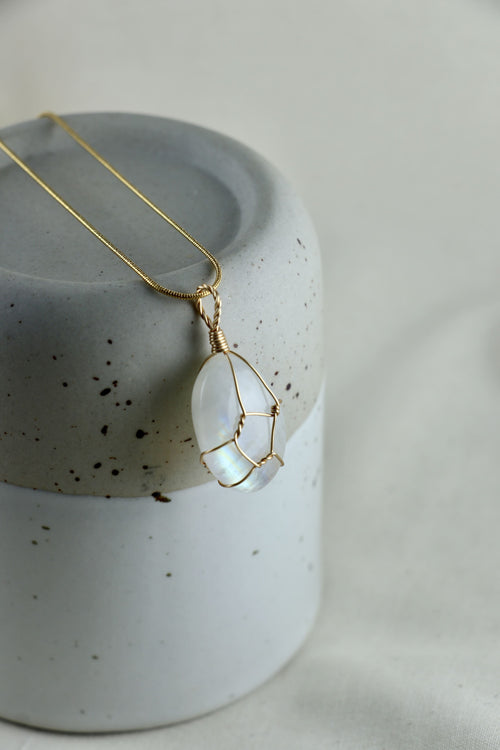 I AM feminine - Collana Pietra di Luna Arcobaleno Pezzo Unico