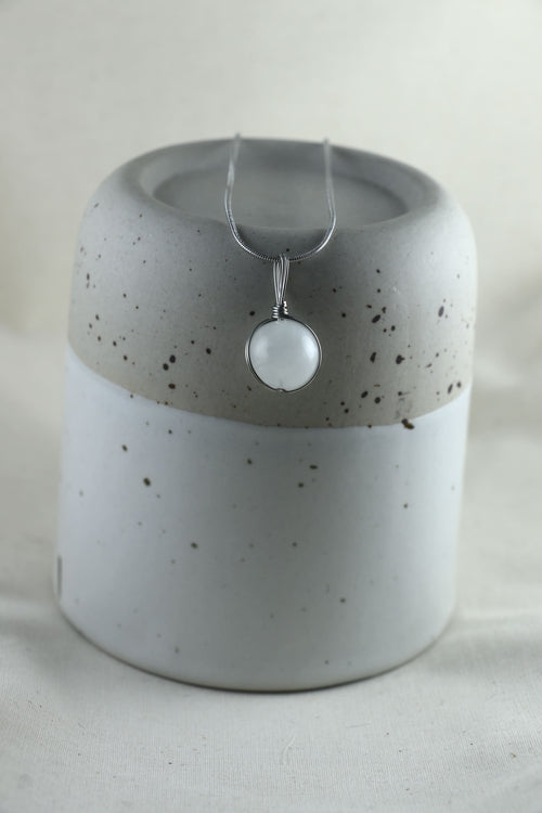 I AM feminine - Mondstein Halskette Kugel Silber