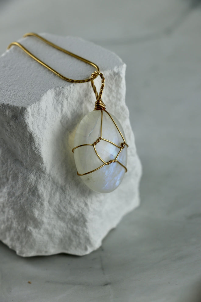 I AM feminine - Rainbow Mondstein Halskette Einzelstück