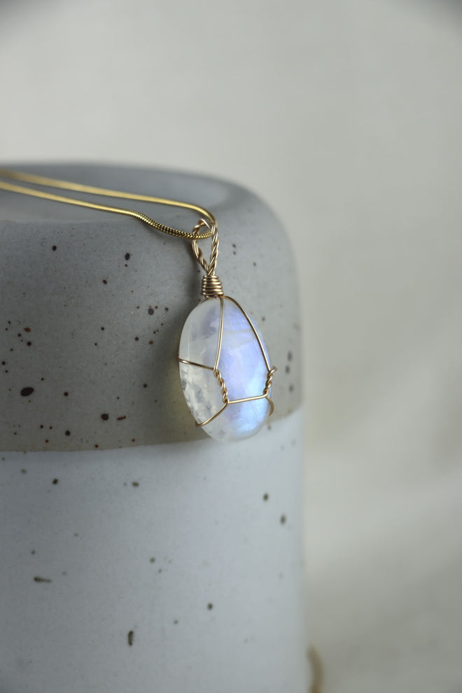 I AM feminine - Rainbow Mondstein Halskette