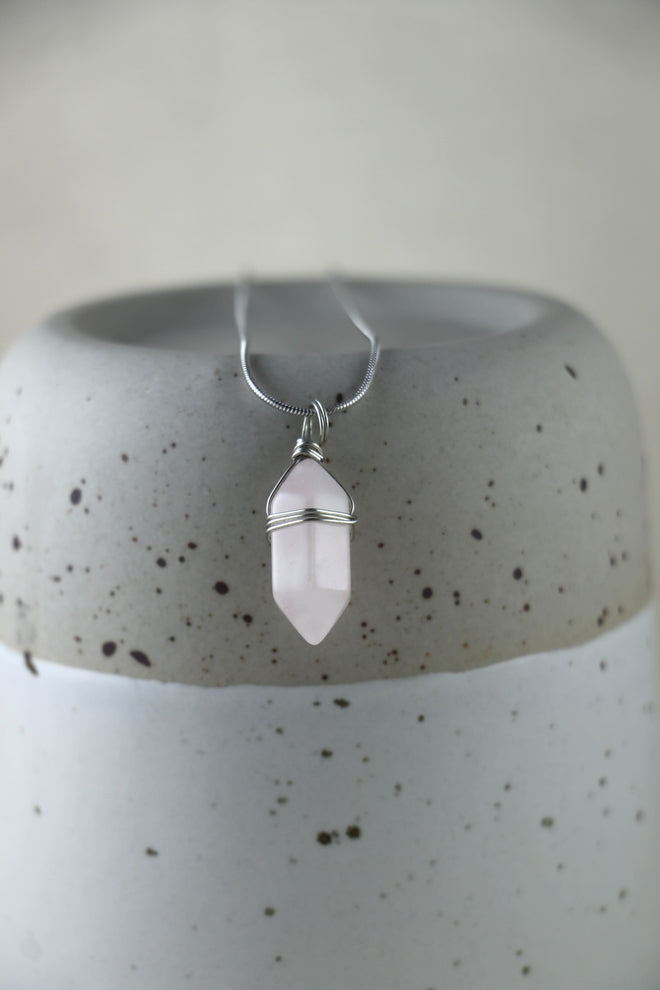 I AM love - Rosenquarz Halskette Doppelspitze Silber