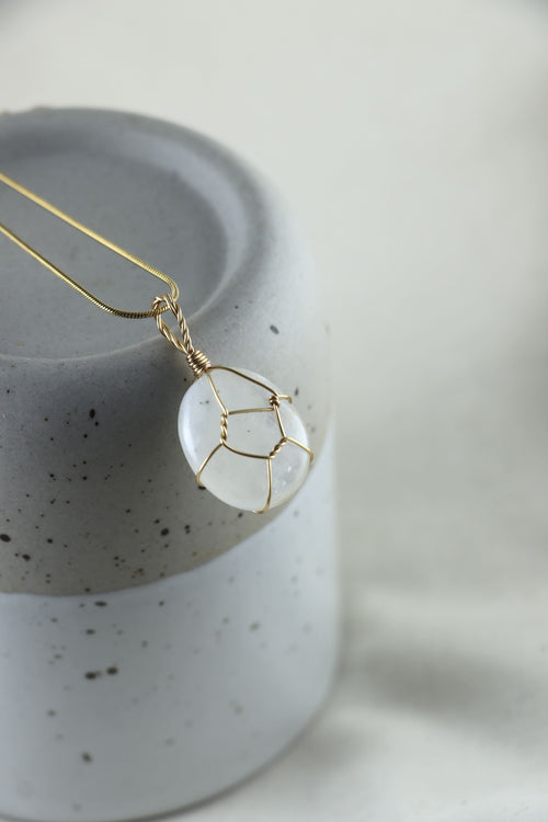 I AM feminine - Rainbow Mondstein Halskette Einzelstück 4