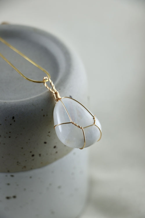 I AM feminine - Rainbow Mondstein Halskette Einzelstück 6