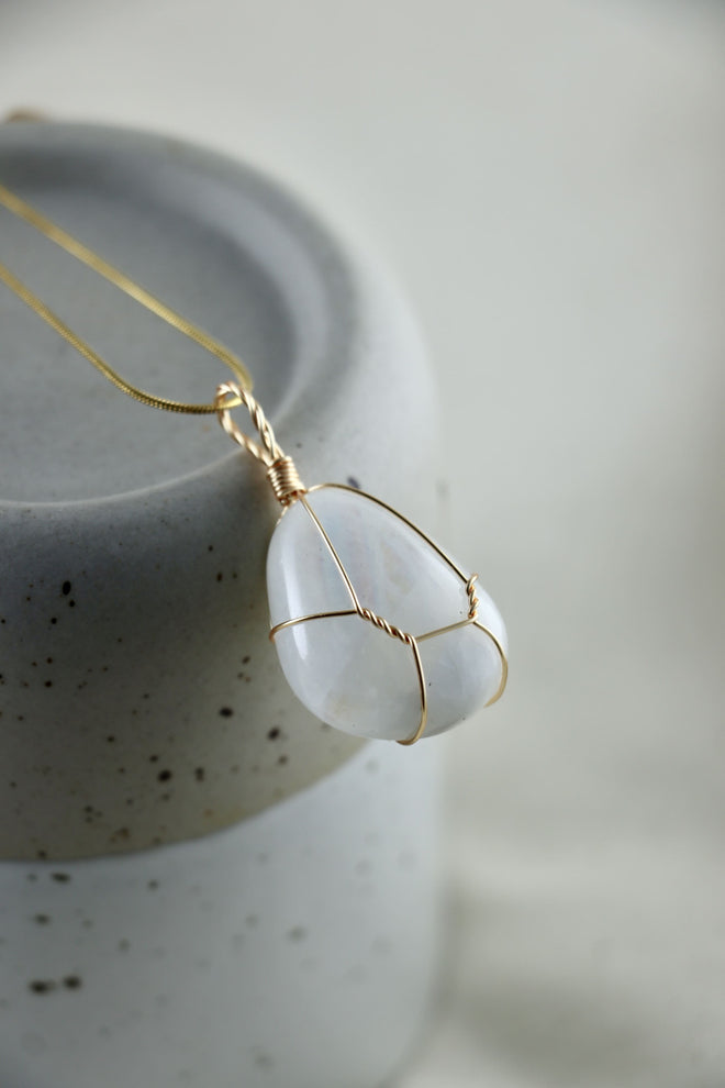 I AM feminine - Rainbow Mondstein Halskette Einzelstück 6