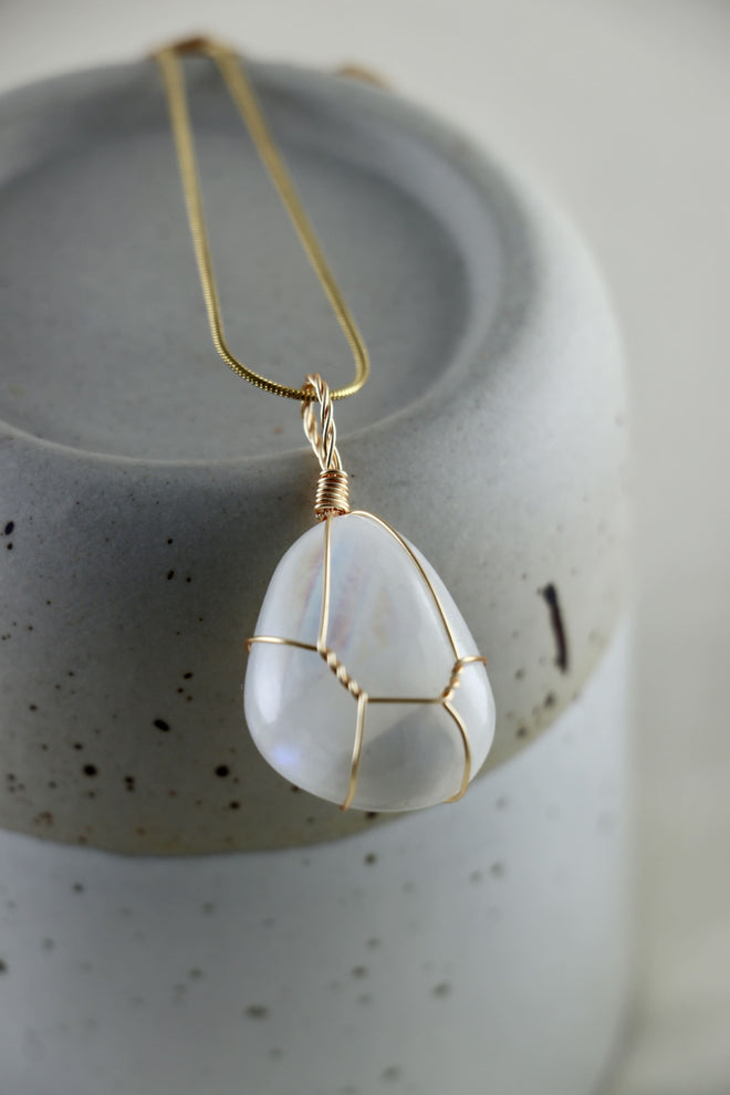 I AM feminine - Rainbow Mondstein Halskette Einzelstück 6