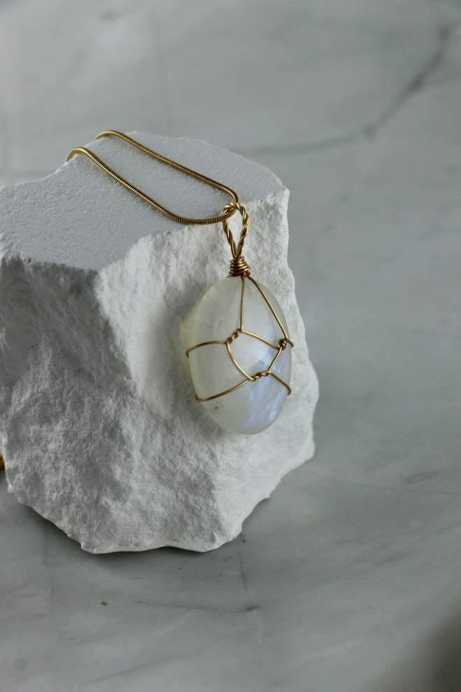 I AM feminine - Rainbow Mondstein Halskette Einzelstück