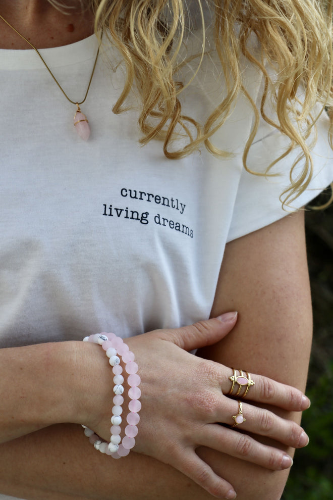 Mantra T-Shirt "currently living dreams"